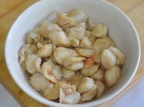 扇贝肉里加入盐、胡椒粉、料酒腌制一会。