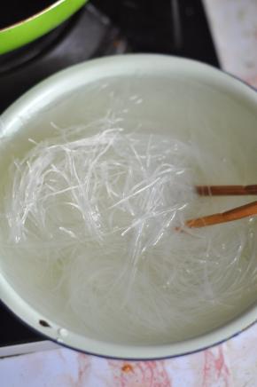 粉丝泡软，剪成小段。