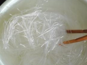 粉丝泡软，剪成小段。