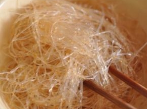 倒入生抽拌匀。