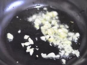 砂锅里倒入油，放入蒜粒炸香。