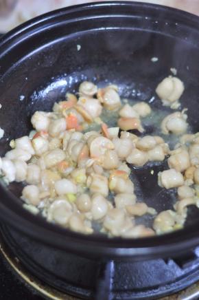 扇贝肉倒掉水分，倒入锅里翻炒。