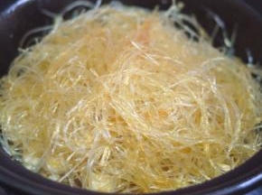 放入粉丝，均匀的铺在锅中，盖上锅盖焖几分钟。