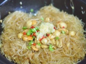 加入红椒粒和蒜蓉。