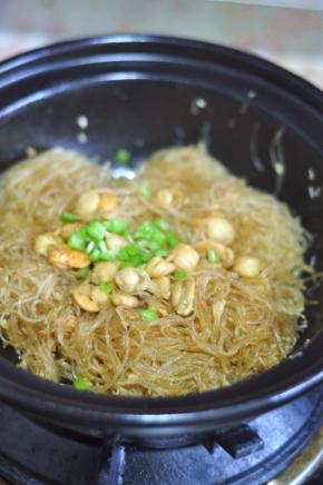 等粉丝变软，无汤汁时关火，表面加入尖椒粒。