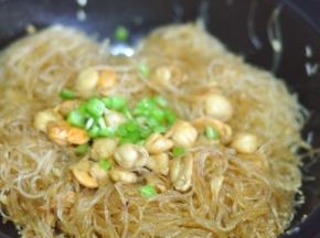 等粉丝变软，无汤汁时关火，表面加入尖椒粒。