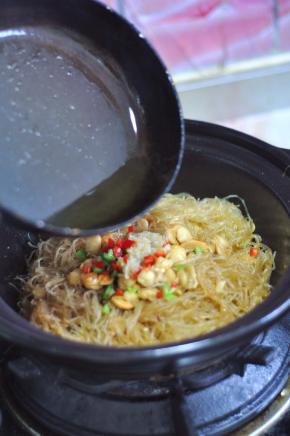 油烧至九成热，淋在蒜蓉上面。