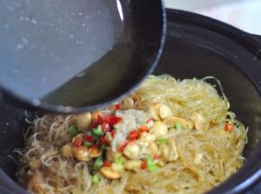 油烧至九成热，淋在蒜蓉上面。