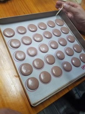 有小气泡的话用牙签戳破。