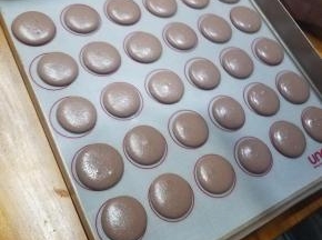 有小气泡的话用牙签戳破。