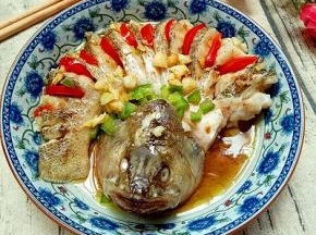 淋上少许生抽，如果你喜欢吃辣的，可以放些红辣椒。