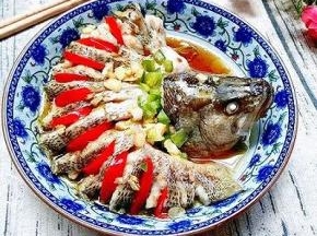 简单的几步骤，普通的鲈鱼摇身一变，高大上了。(^_^)