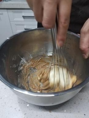 制作马卡龙内馅，将咖啡酒跟咖啡粉加入到奶油奶酪里，用手抽慢慢搅拌融化均匀，然后放入冰箱冷藏凝固可以挤馅即可。