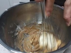 制作马卡龙内馅，将咖啡酒跟咖啡粉加入到奶油奶酪里，用手抽慢慢搅拌融化均匀，然后放入冰箱冷藏凝固可以挤馅即可。