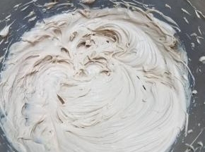 如果奶油奶酪过于浓稠加少许牛奶调整下浓稠度。