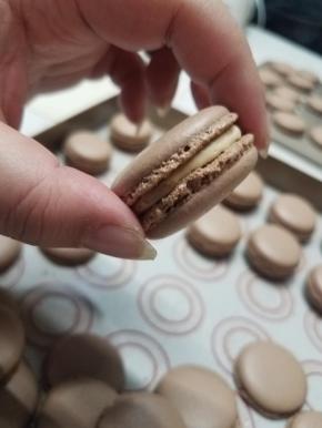 将烤制好的马卡龙饼身两两配对，挤上馅料，盖上另一块，轻轻按压固定，放入密封盒保存，放冰箱冷藏一天回潮后食用。