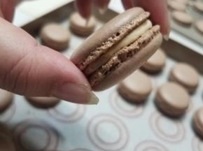 将烤制好的马卡龙饼身两两配对，挤上馅料，盖上另一块，轻轻按压固定，放入密封盒保存，放冰箱冷藏一天回潮后食用。