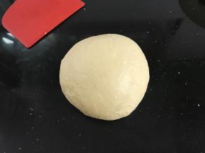 把除黄油和耐烤巧克力豆外的材料一起揉成光滑的面团。