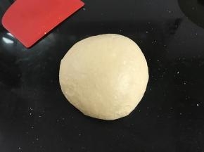 把除黄油和耐烤巧克力豆外的材料一起揉成光滑的面团。