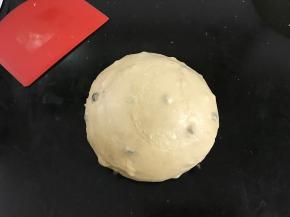 加入黄油揉至扩展阶段后加入耐烤巧克力豆揉匀。