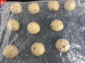 把发酵好的面团排气后分成50克一个剂子，滚圆后松驰15分钟。