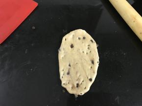 取一松驰好的面团擀成椭圆形。