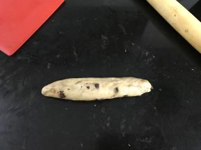 从上而下卷起来。