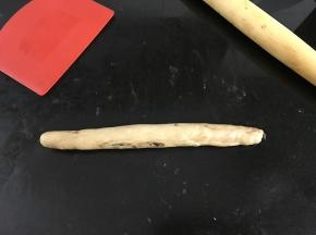 捏紧收口后搓长。