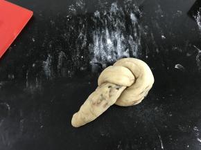 把搓长后的面条打结。