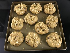 二次发酵结束后在表面刷蛋液撒上适量花生碎。