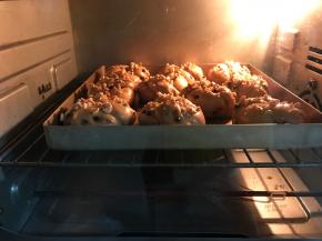 入预热好的烤箱，中层，上下火，180度，15分钟左右。