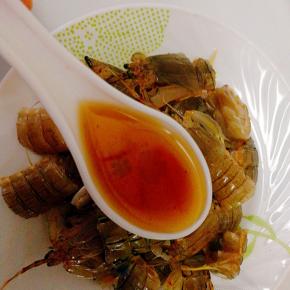 先将皮皮虾切小段，倒入料酒