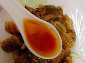 先将皮皮虾切小段，倒入料酒