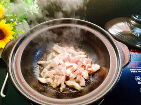 锅热下油，五花肉爆香