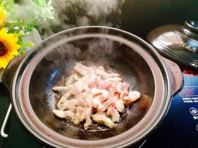 锅热下油，五花肉爆香