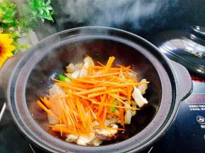 先下香菇，蒜苗头胡萝卜炒下