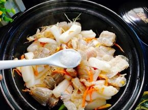皮皮虾，加入适量盐