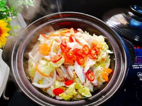 小红椒，白菜，洋葱翻炒