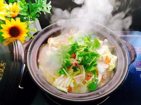 最后再放蒜苗叶和芹菜，翻炒均匀加入鸡精即可上桌