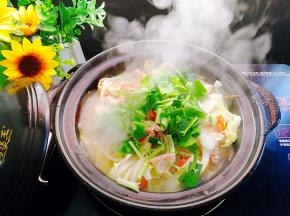 最后再放蒜苗叶和芹菜，翻炒均匀加入鸡精即可上桌