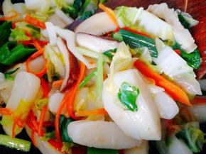 调料只加了料酒和盐就很香了，因为年糕要炒透些才好吃，所以可以稍焖久点