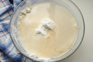 面团材料放入盆里。