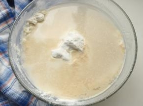 面团材料放入盆里。