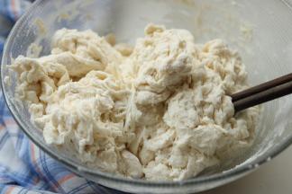 用筷子搅成絮状，这样做不会让手上沾太多面。