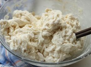 用筷子搅成絮状，这样做不会让手上沾太多面。