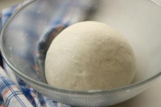 再揉成光滑的面团，放到温暖的地方开始发酵。