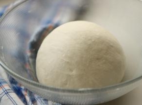 再揉成光滑的面团，放到温暖的地方开始发酵。