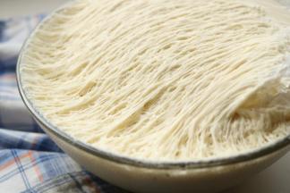 最后发酵成蜂窝状。