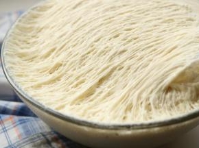 最后发酵成蜂窝状。