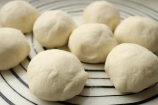 再分成8个小面团松弛一会，刚好是8个火烧的分量。